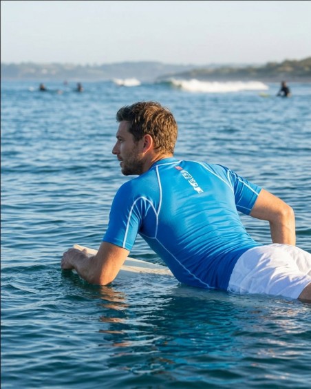 Camiseta Anti-UV Hombre PANTONE | UPF 80 | Rendimiento Solar