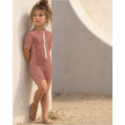 Combinaison anti-UV UPF 50+ enfant coquillage — lifestyle