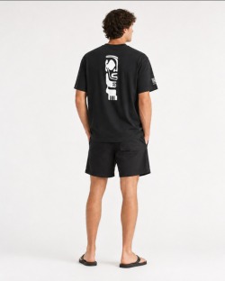 Camiseta UVEA TIKI vista por detrás en estudio, motivo Tiki blanco
