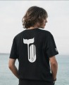 Hombre de espaldas en la playa con la camiseta UVEA WHALE de algodón gris oscuro, cola de ballena blanca en la espalda vue 1