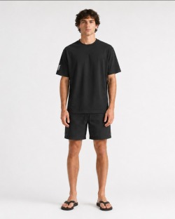 Homme portant le tee-shirt coton WHALE en pied, vue de face