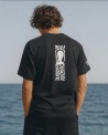 Mann von hinten am Strand im UVEA OCTOPUS Baumwoll-T-Shirt in Dunkelgrau, weißer Oktopus-Totem-Druck auf dem Rücken vue 1