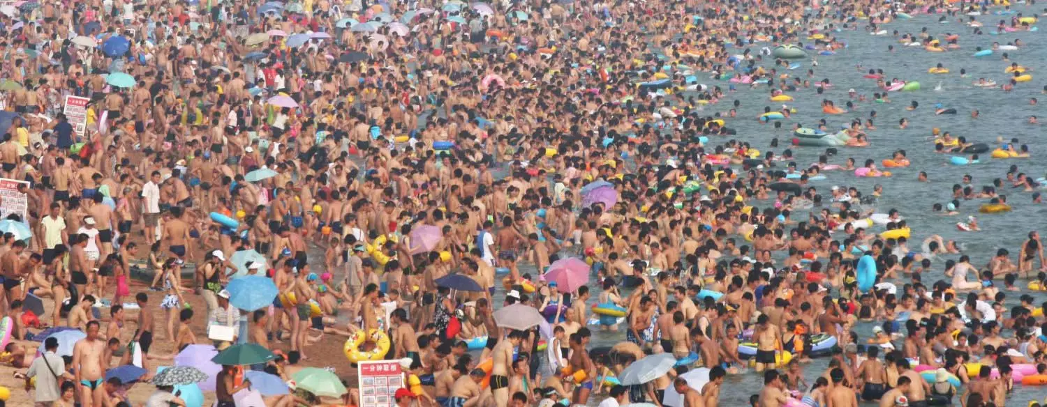 Playa abarrotada en verano — saturación