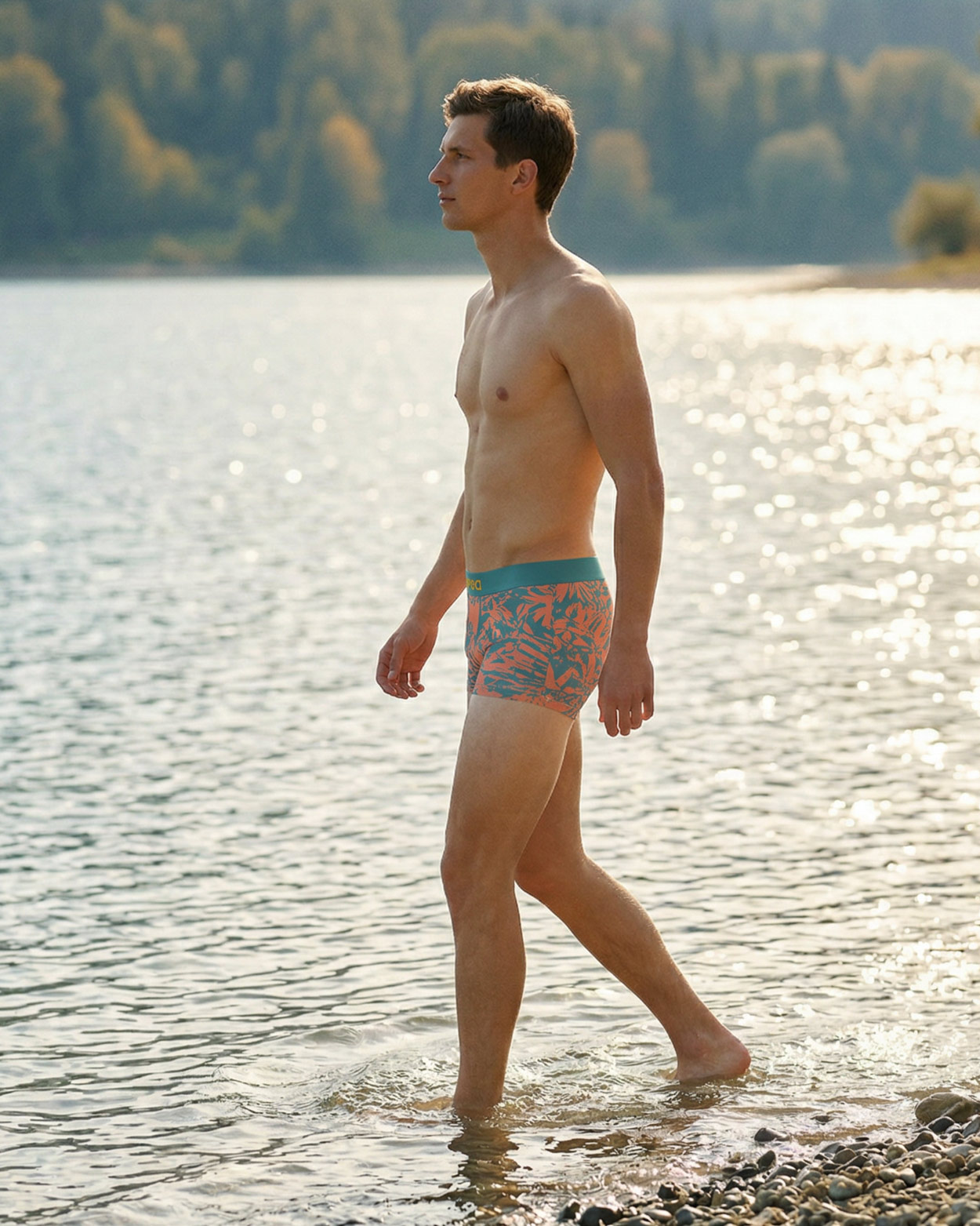 homme marchant dans l'eau en boxer de bain