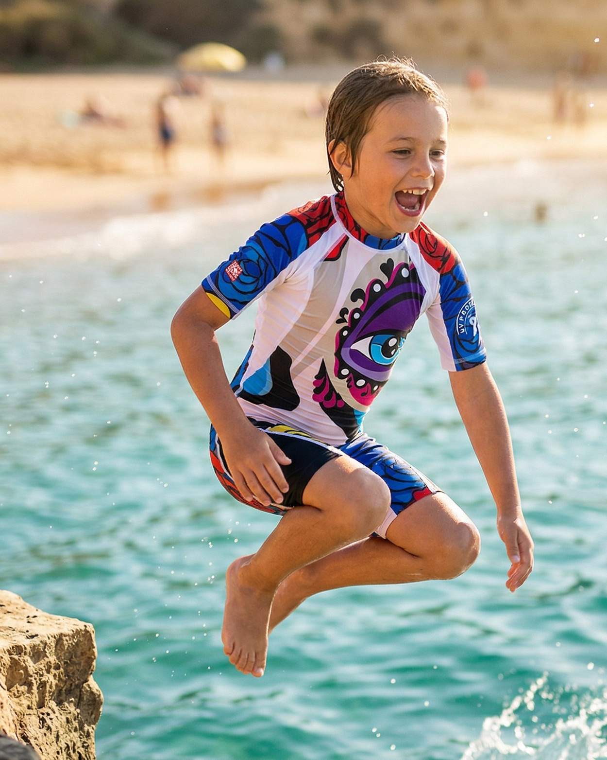enfant en combinaison uv sautant dans l eau