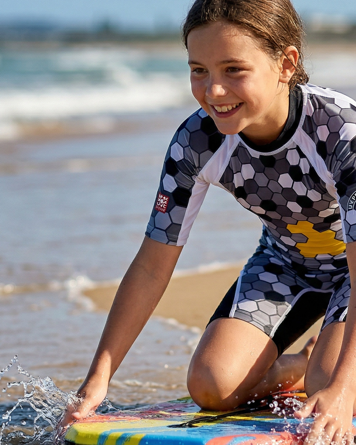 enfant en combinaison uv jouant dans l eau