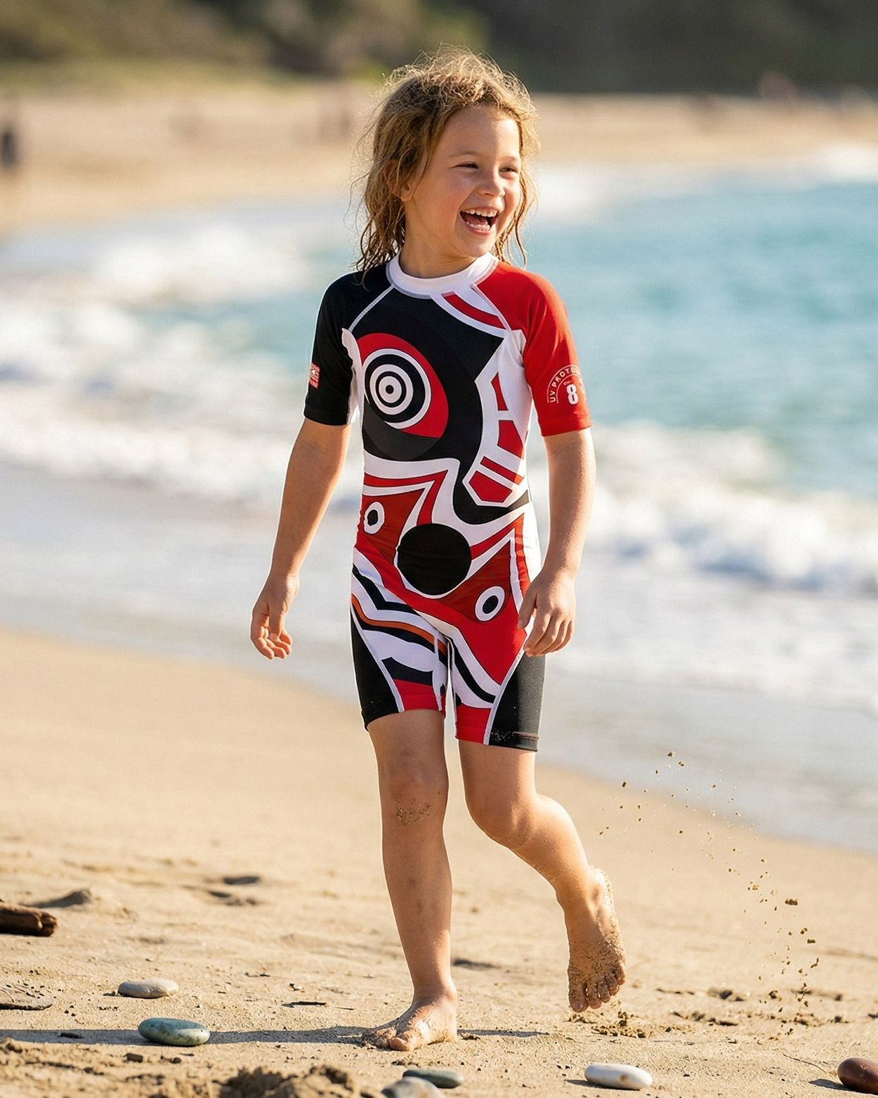 enfant en combinaison uv marchant dans l eau