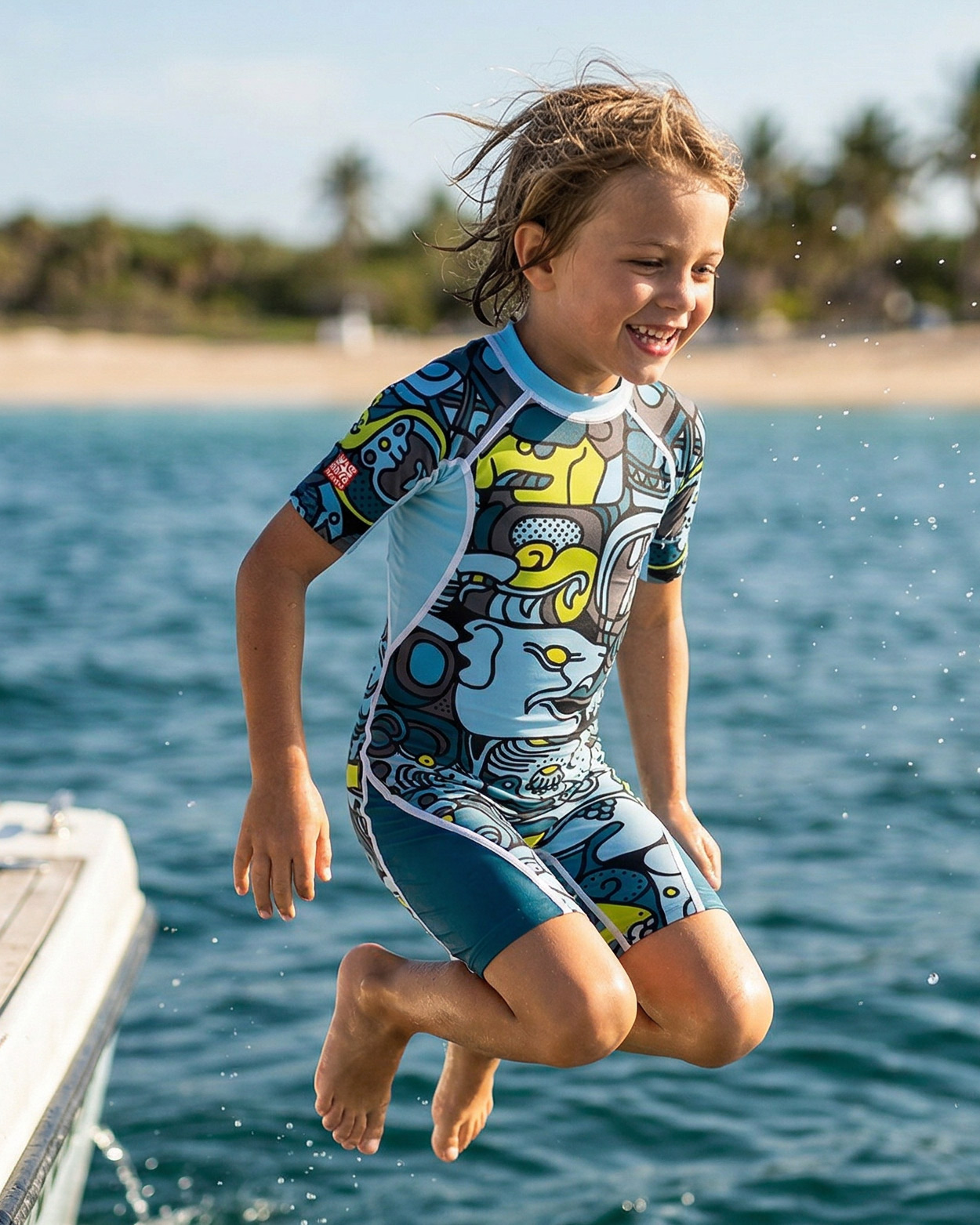 enfant en combinaison uv sautant dans l eau