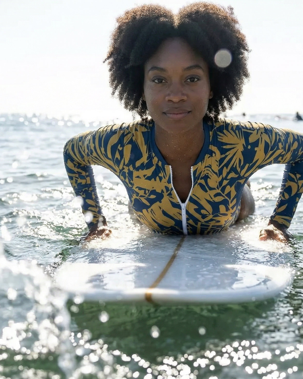 surfeuse en maillot de bain anti uv