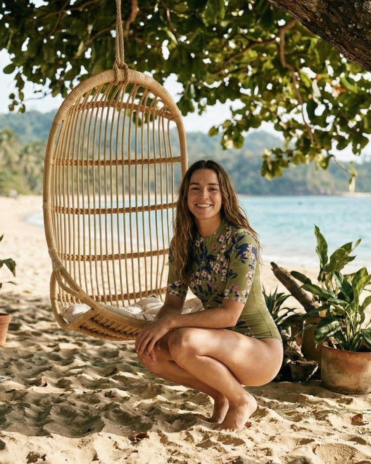 femme en maillot anti uv assise 