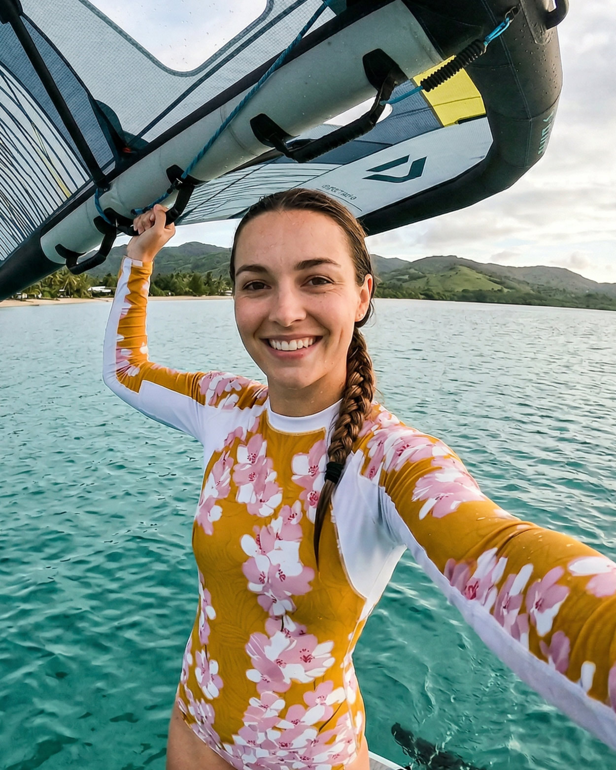 femme en fly dans la mer en maillot uv
