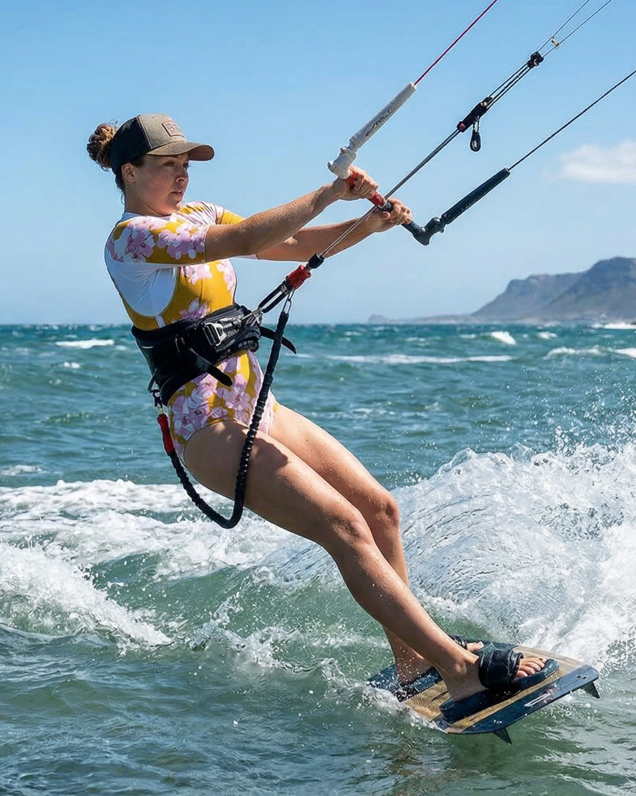 femme en kite dans la mer en maillot uv