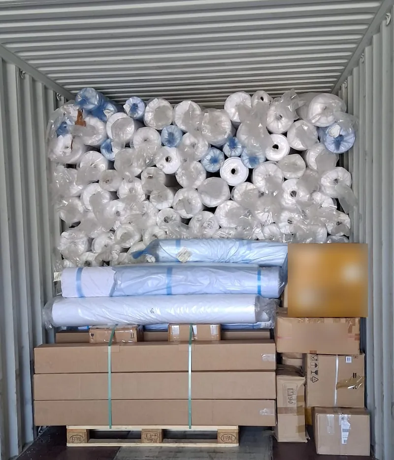 Rouleaux de tissu UVEA chargés dans le conteneur