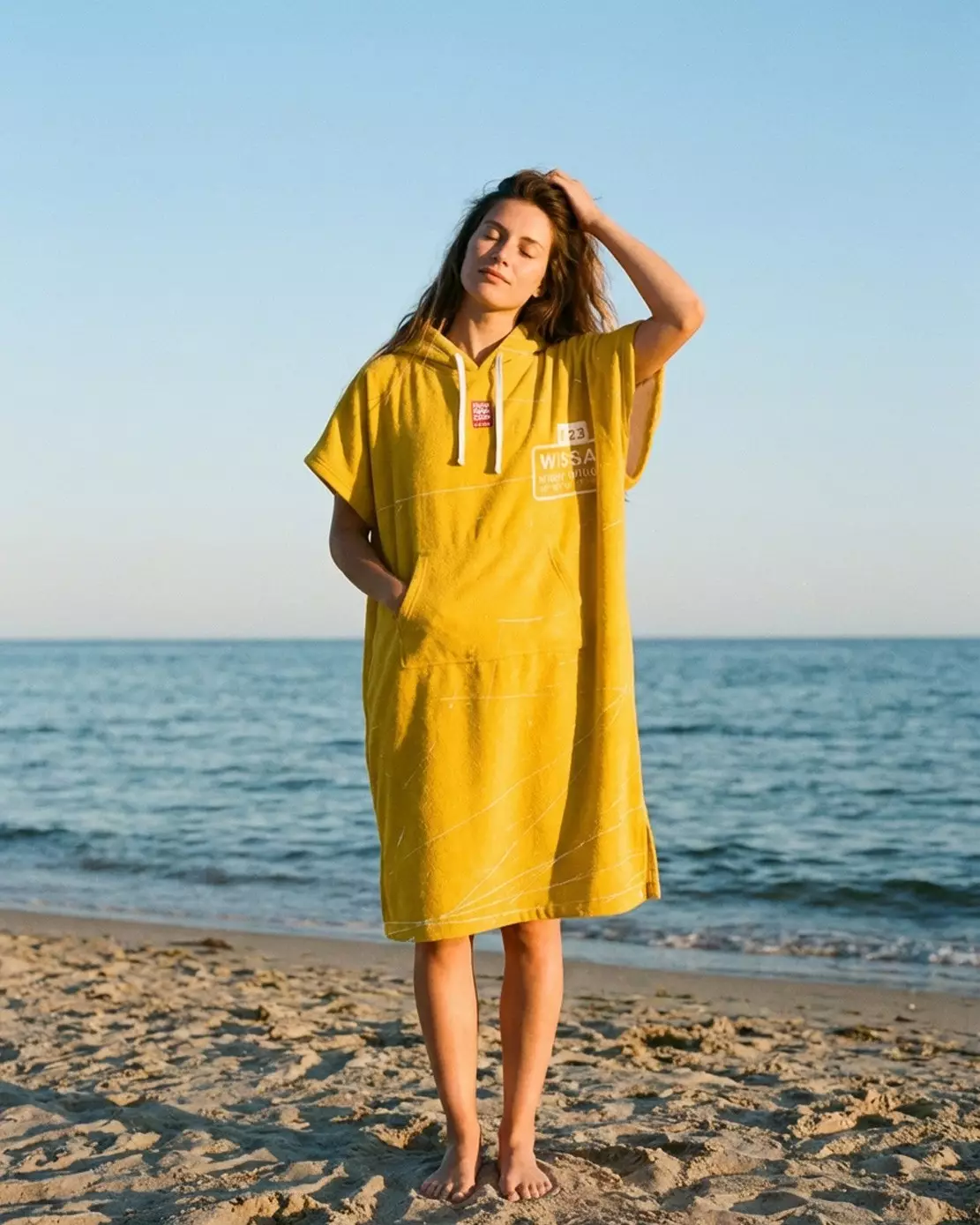 femme en poncho sur une plage 