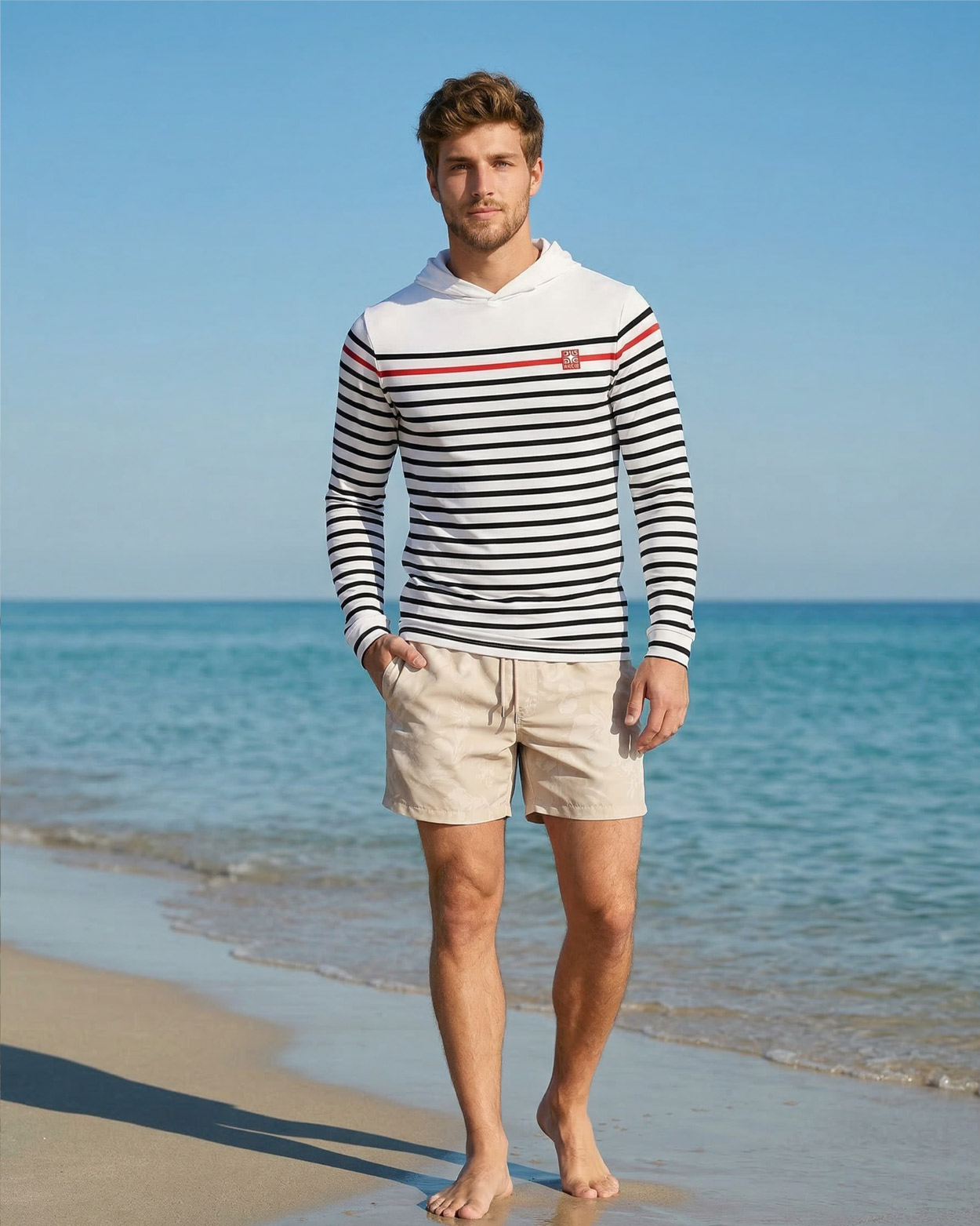 homme marchant sur la plage en rashguard a capuche