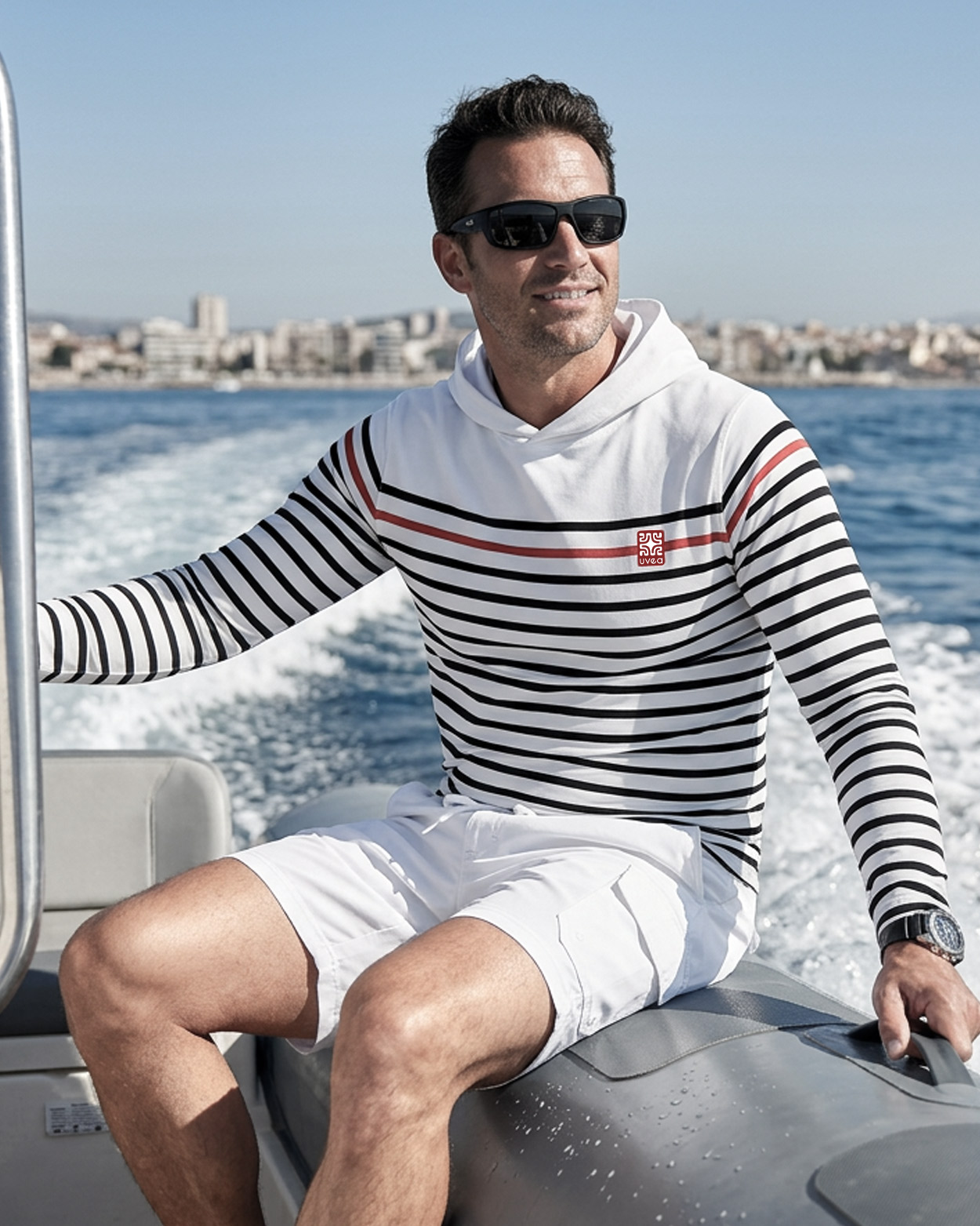 pecheur sur bateau en rashguard a capuche