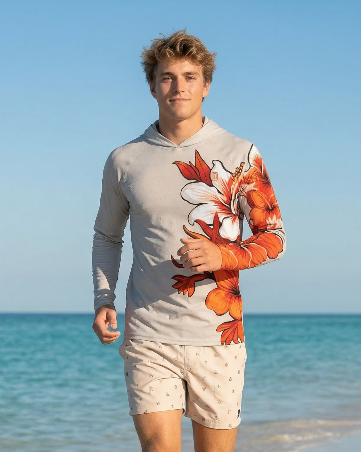 jeune homme courant sur la plage en teeshirt anti uv