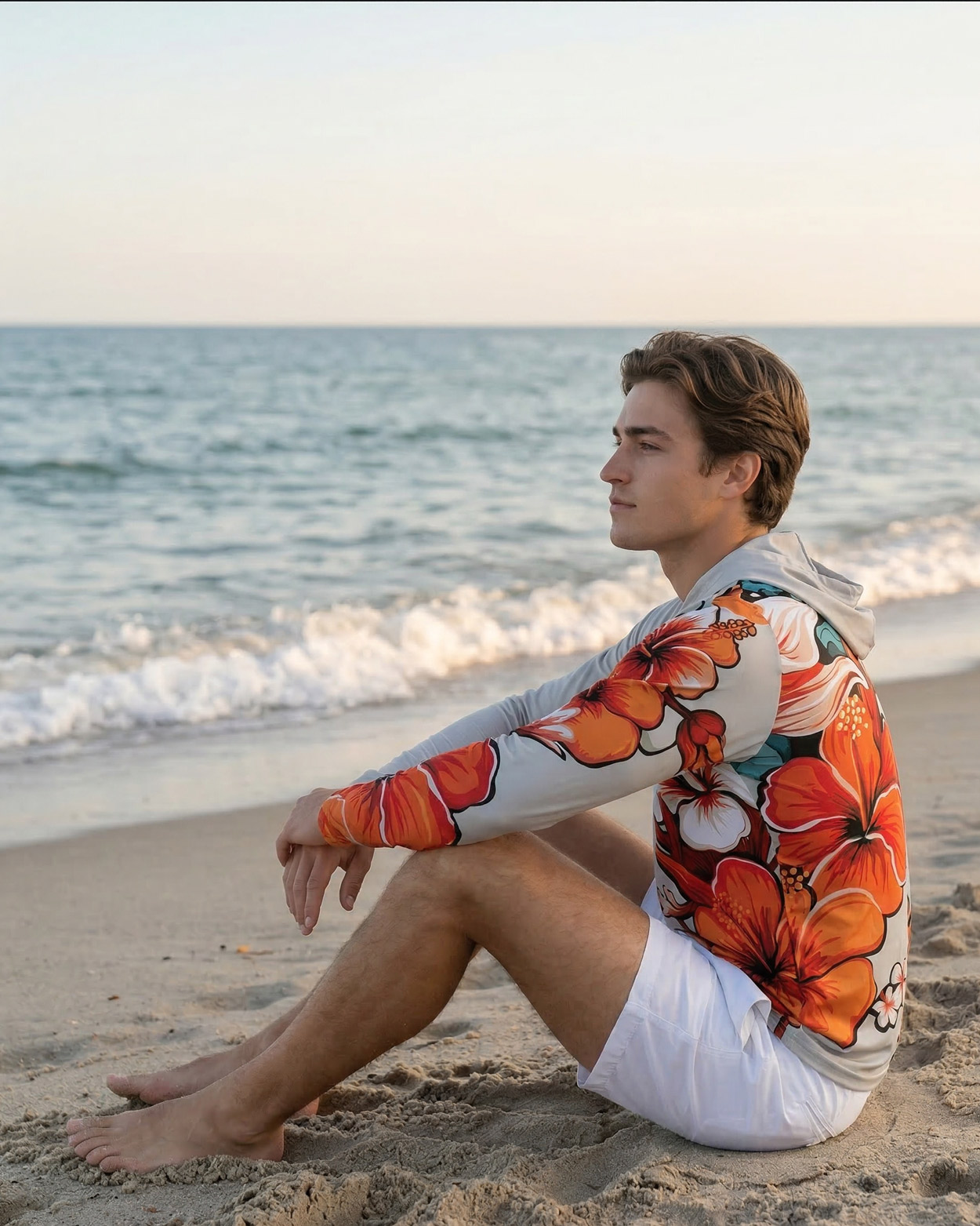 homme en t shirt uv a capuche regardant l horizon 