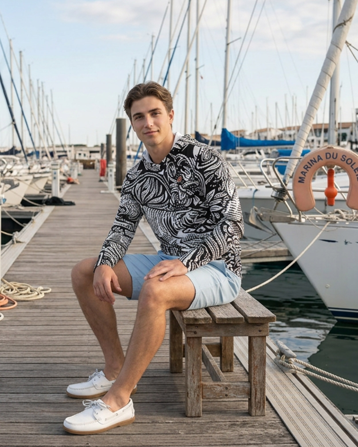 pecheur en rashguard dans la marina