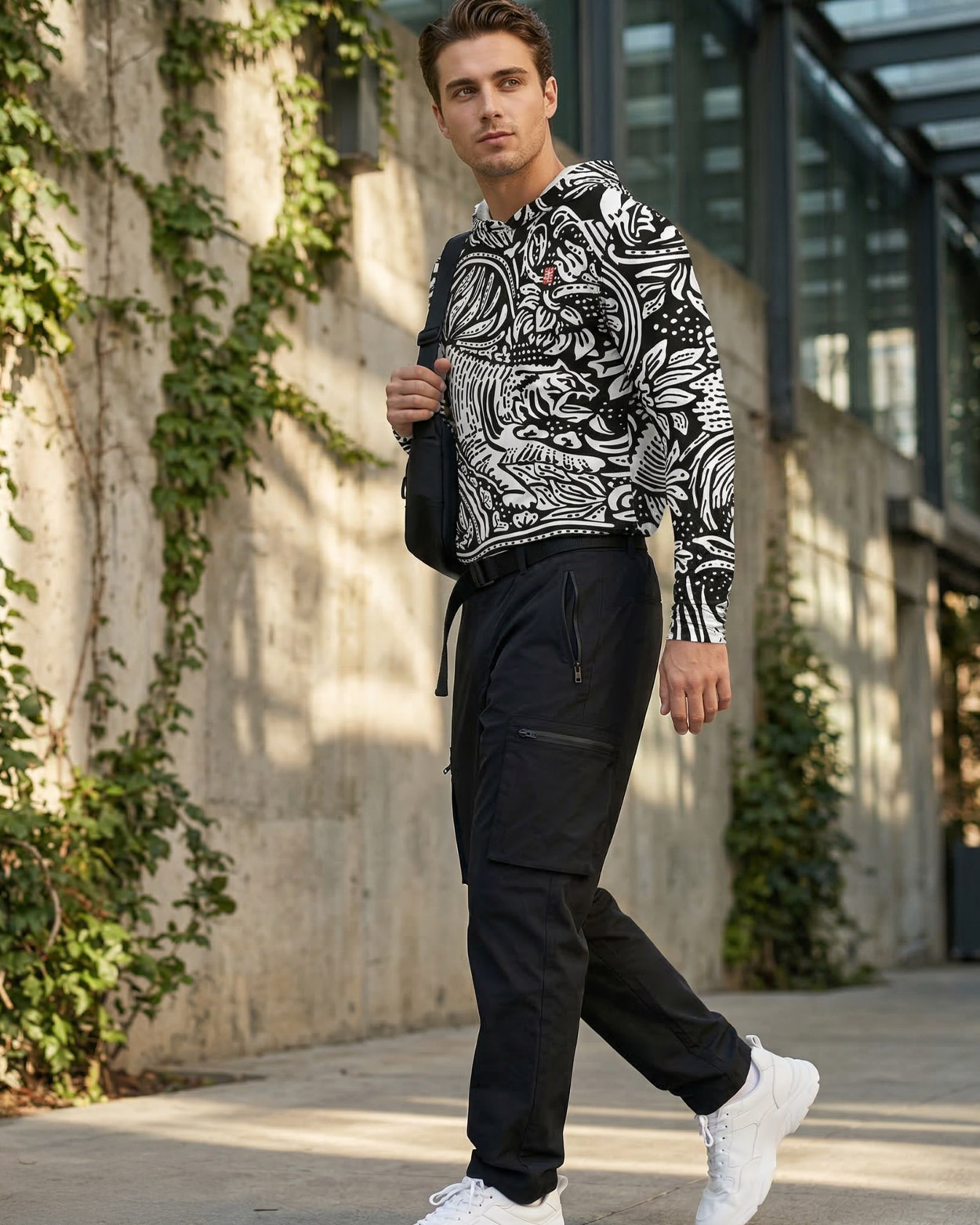 hommeen rashguard marchant dans la rue