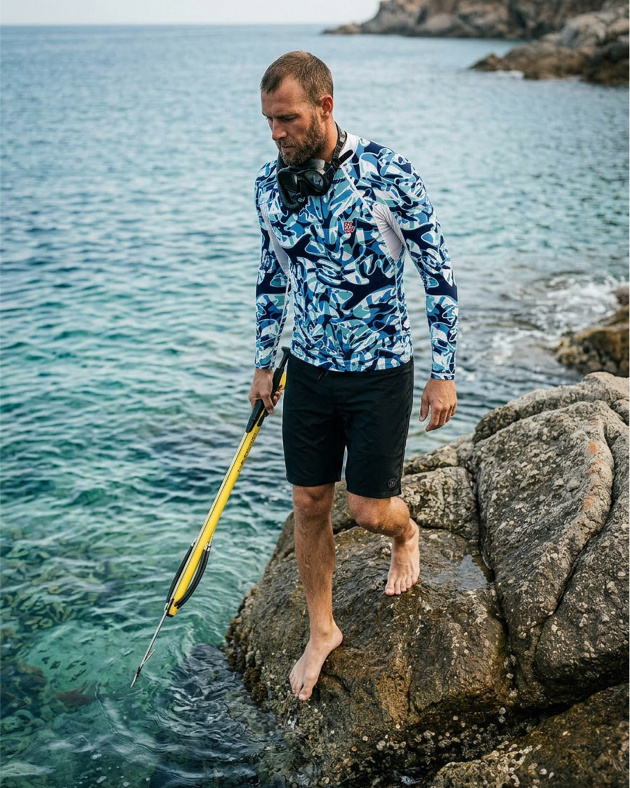 homme sur rocher avec lycra manche longue