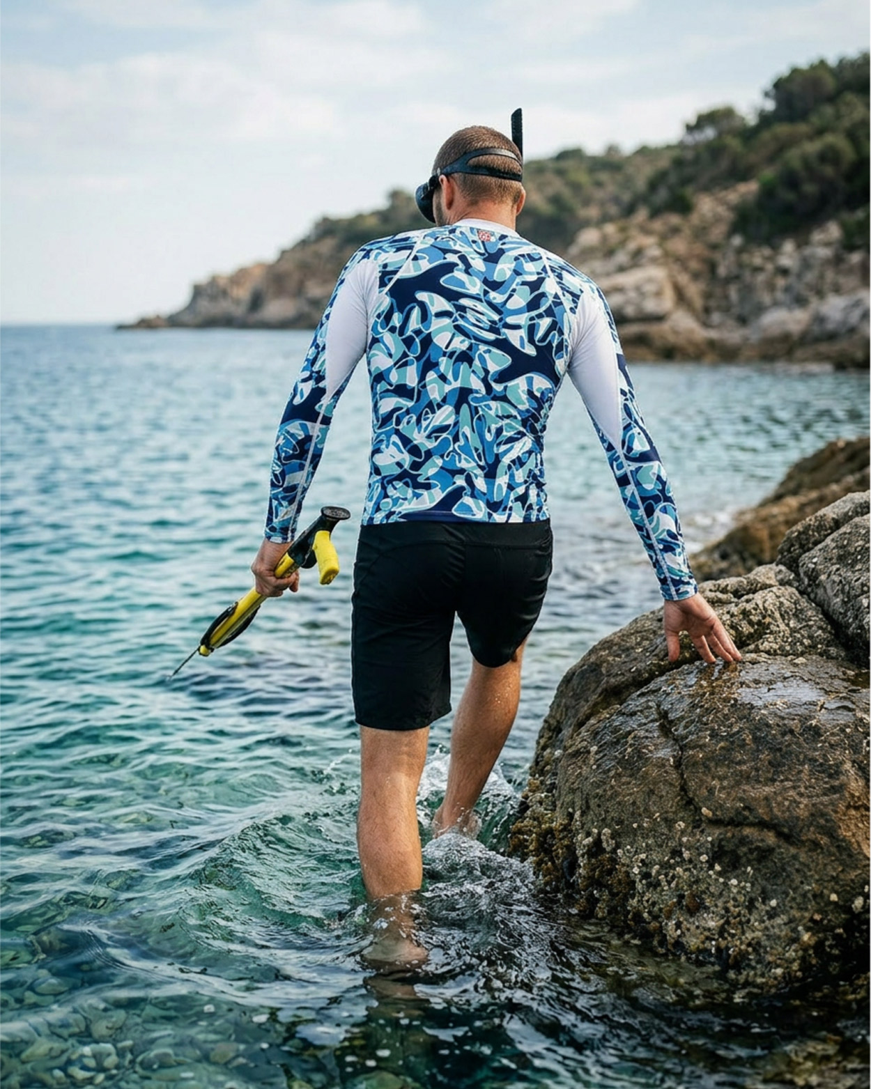 homme sur un rocher avec un lycra UV