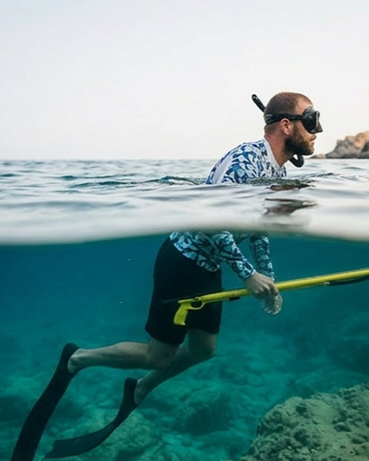pecheur harpon avec un tee shirt anti uv