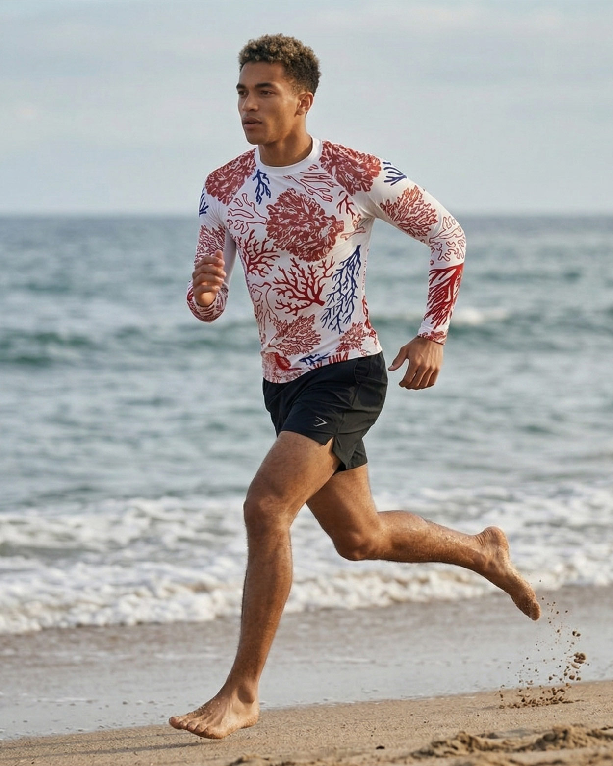 jeune homme en lycra uv courant sur la plage 