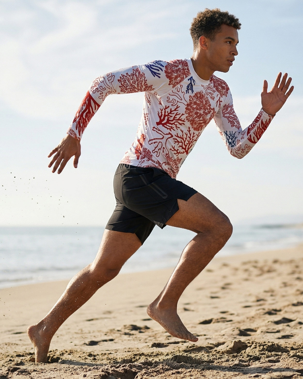 jeune homme en lycra uv courant sur la plage 