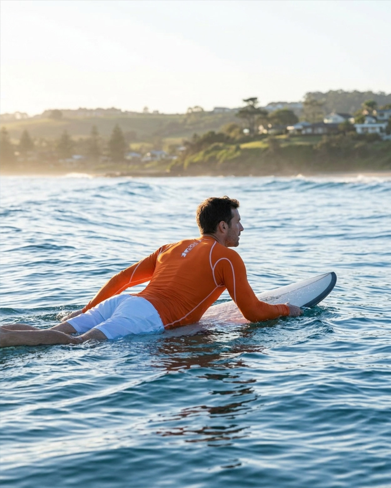 surfeur en teeshirt uv orange 