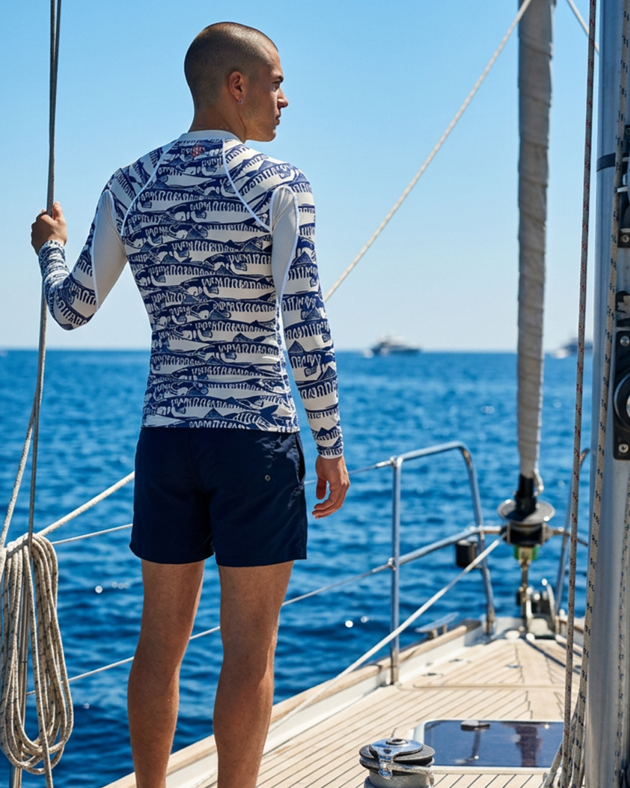 homme sur bateau en tee shirt anti uv