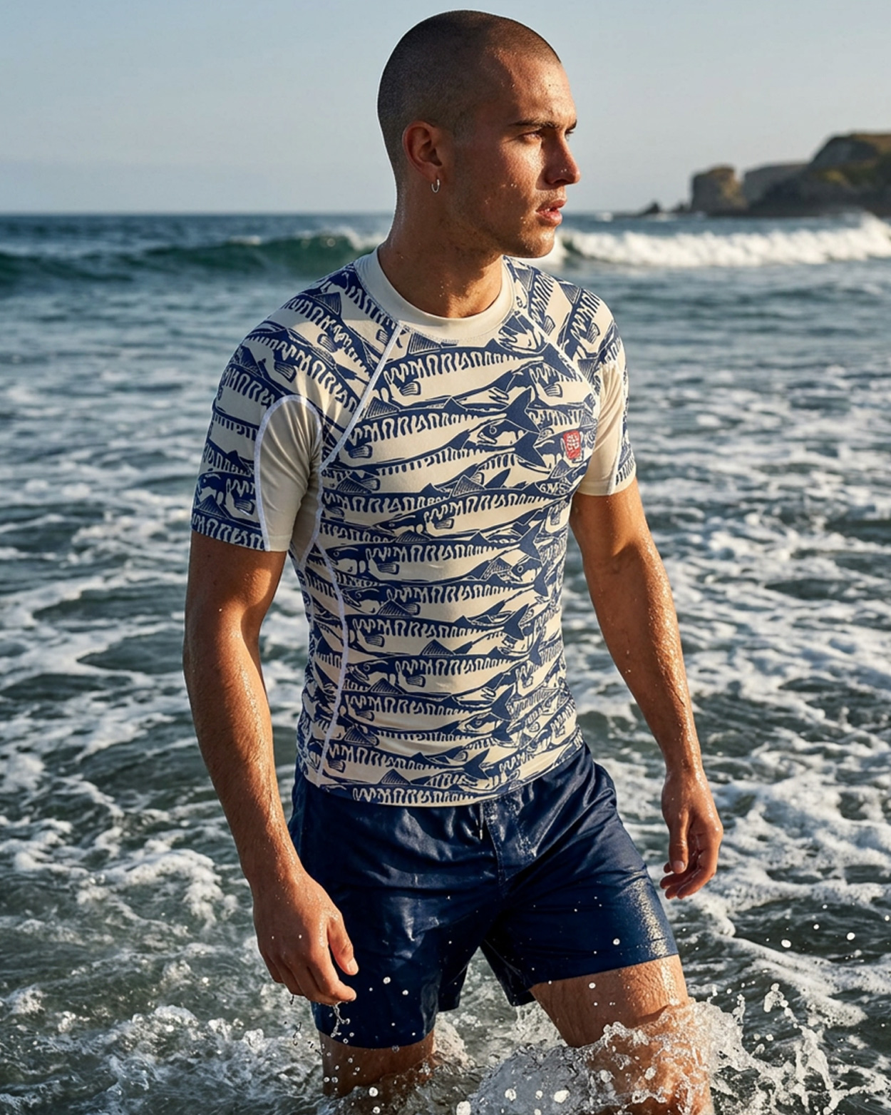 homme se baignant en tee shirt uv